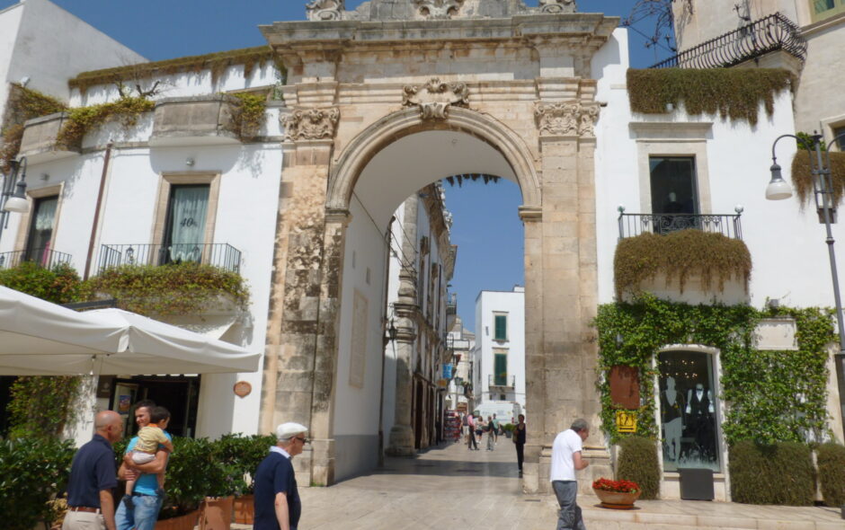 “Piazza” from symbol of democracy to relaxing coffee time